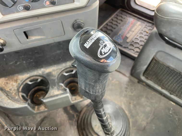 image for item DN4521 2015 Mack CHU613  semi truck