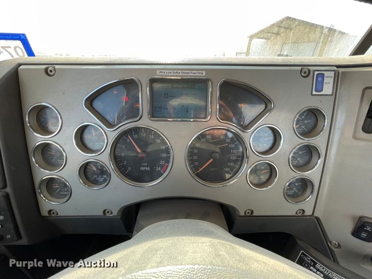 image for item DN4521 2015 Mack CHU613  semi truck