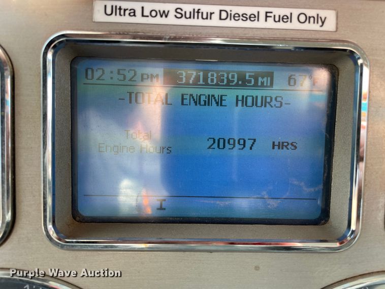 image for item DN4521 2015 Mack CHU613  semi truck