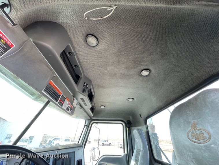 image for item DN4521 2015 Mack CHU613  semi truck