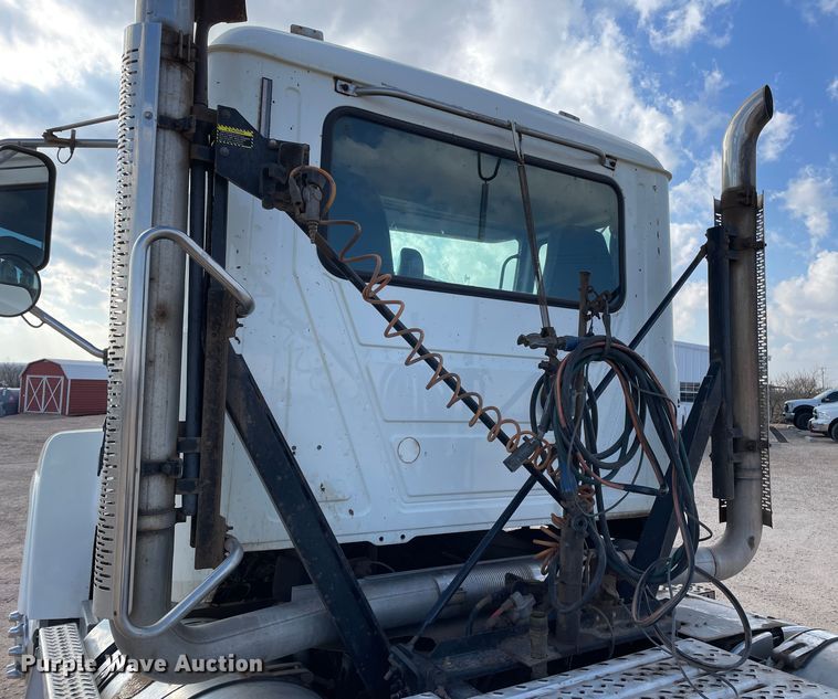 image for item DN4521 2015 Mack CHU613  semi truck