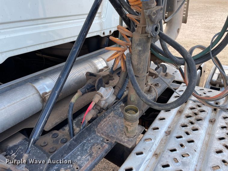 image for item DN4521 2015 Mack CHU613  semi truck