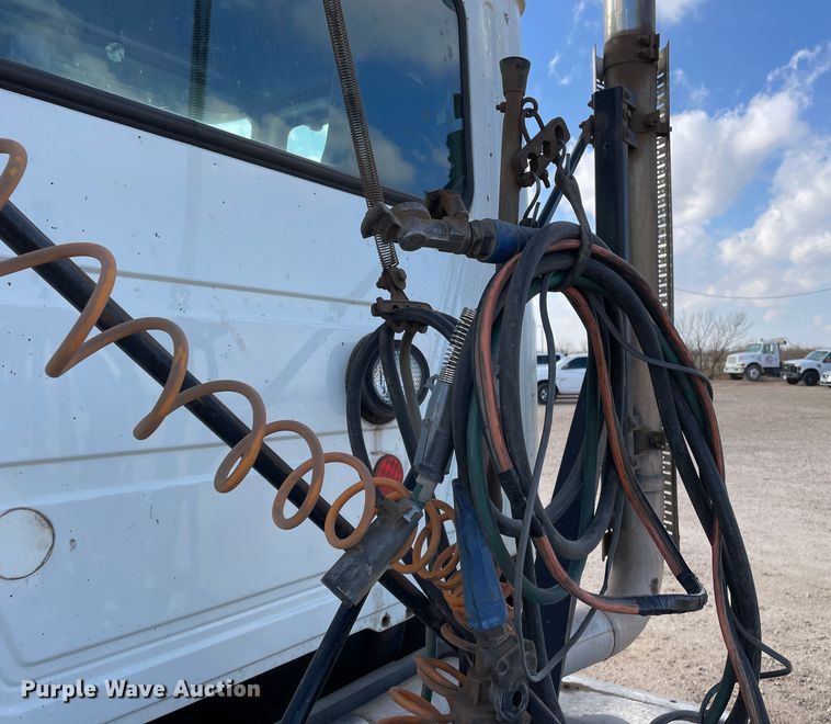 image for item DN4521 2015 Mack CHU613  semi truck