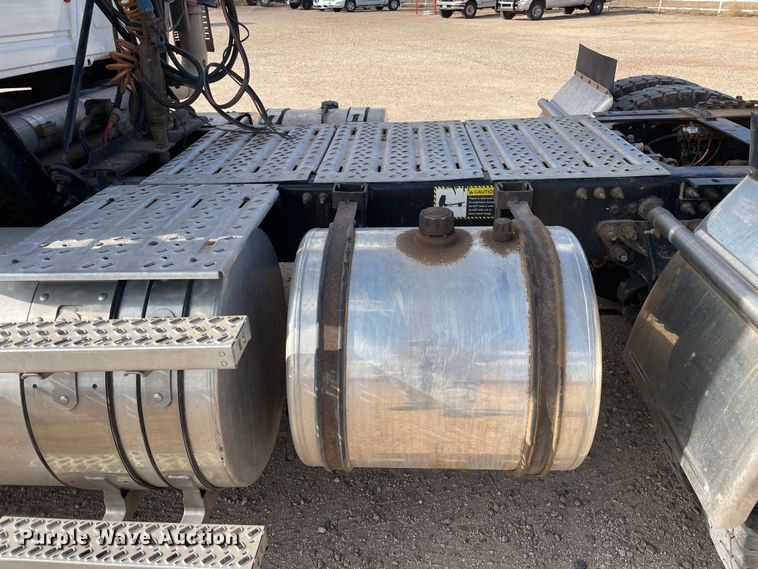 image for item DN4521 2015 Mack CHU613  semi truck