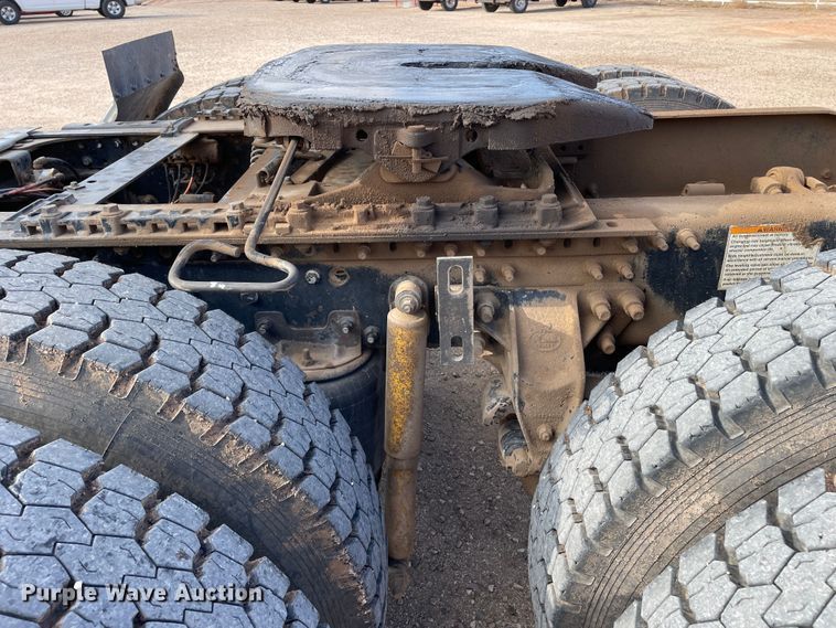 image for item DN4521 2015 Mack CHU613  semi truck