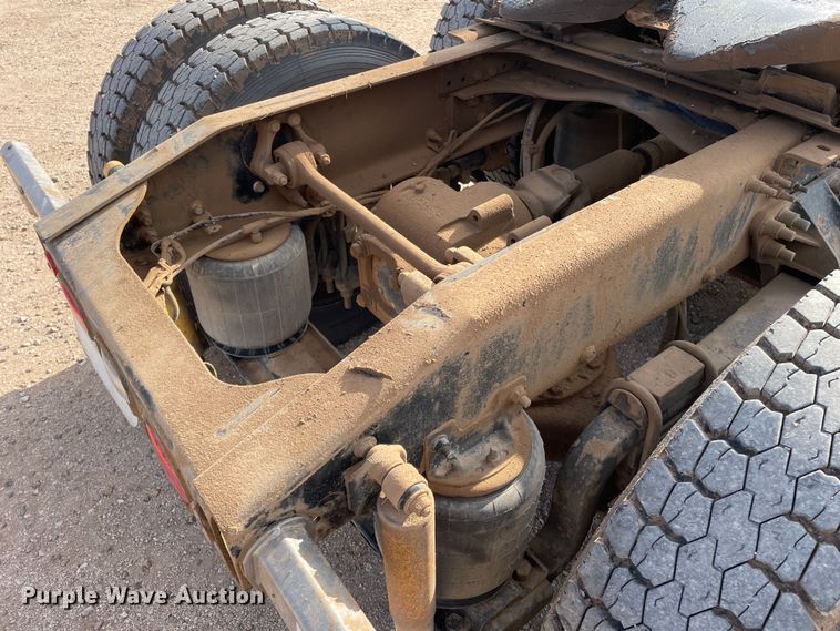 image for item DN4521 2015 Mack CHU613  semi truck