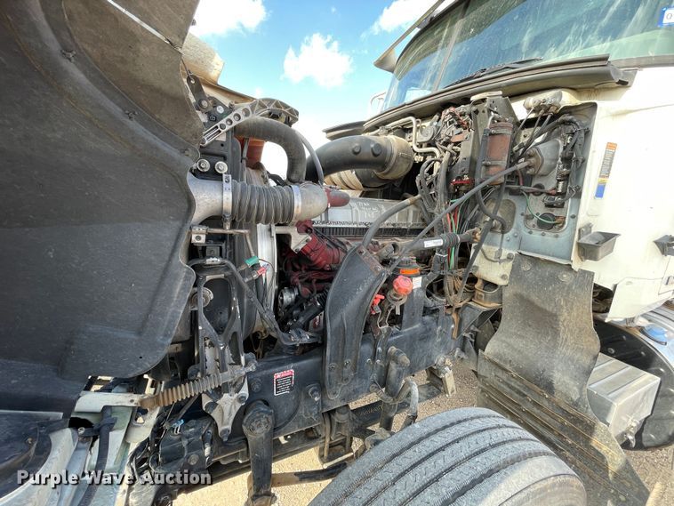 image for item DN4521 2015 Mack CHU613  semi truck