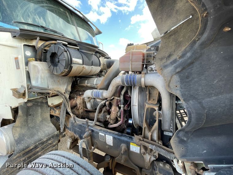 image for item DN4521 2015 Mack CHU613  semi truck