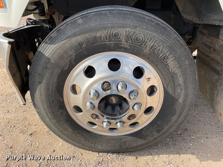 image for item DN4521 2015 Mack CHU613  semi truck