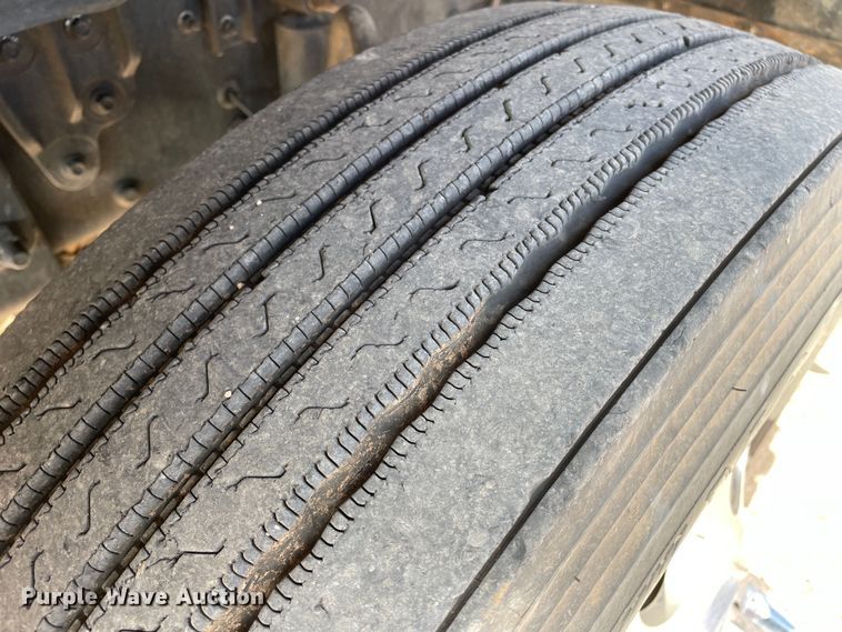 image for item DN4521 2015 Mack CHU613  semi truck