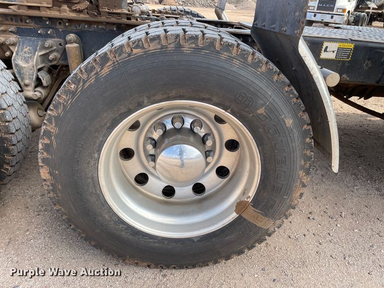 image for item DN4521 2015 Mack CHU613  semi truck