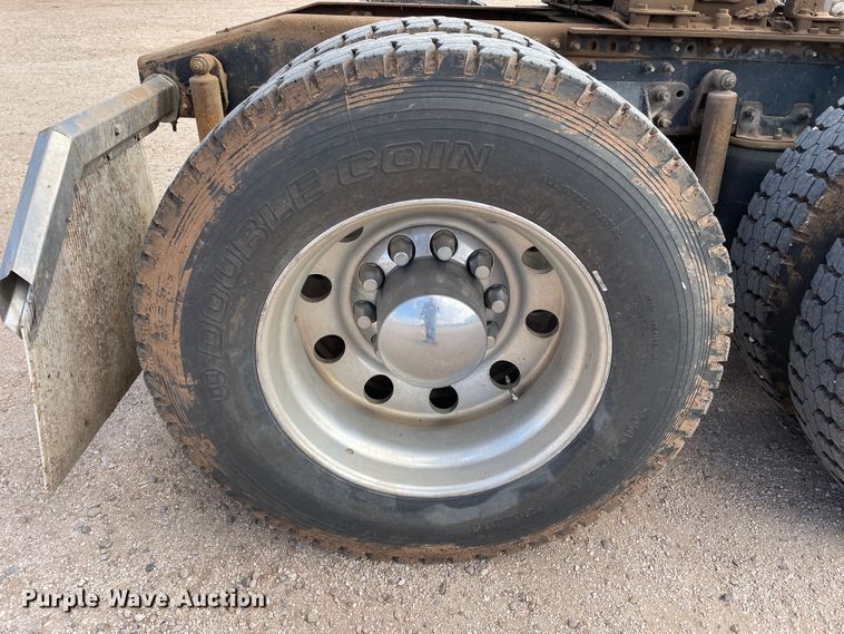 image for item DN4521 2015 Mack CHU613  semi truck