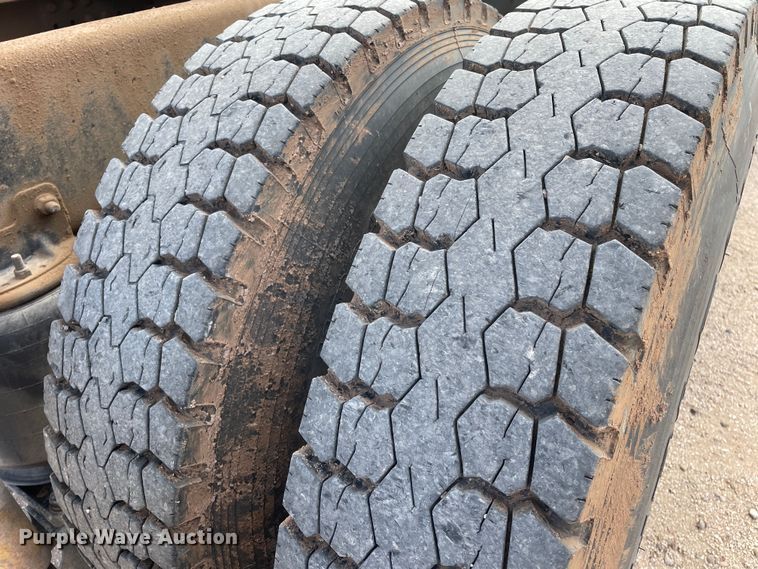 image for item DN4521 2015 Mack CHU613  semi truck