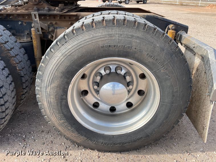 image for item DN4521 2015 Mack CHU613  semi truck