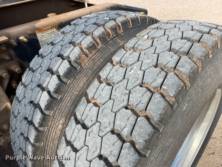 image for item DN4521 2015 Mack CHU613  semi truck