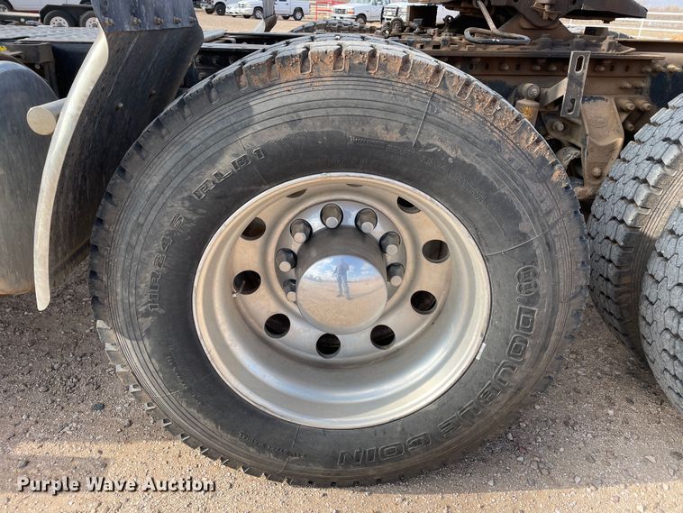 image for item DN4521 2015 Mack CHU613  semi truck