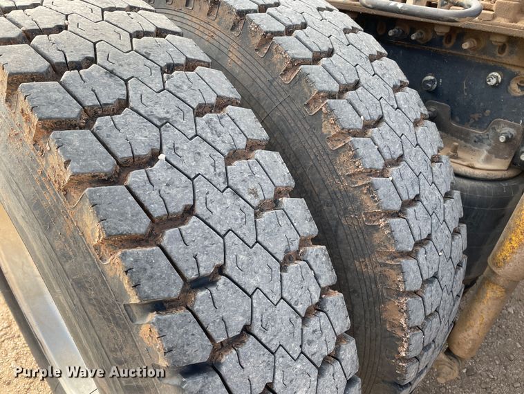 image for item DN4521 2015 Mack CHU613  semi truck