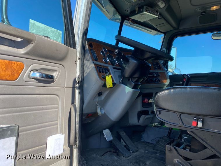 image for item DN8062 2008 Peterbilt 388  semi truck