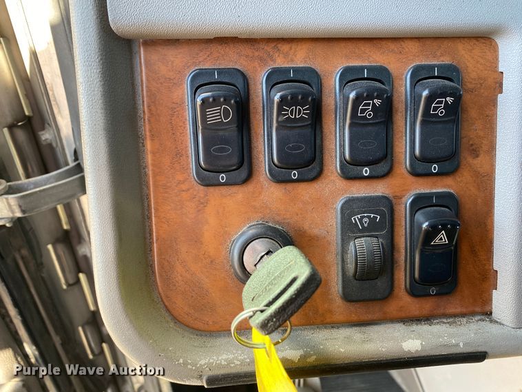 image for item DN8062 2008 Peterbilt 388  semi truck