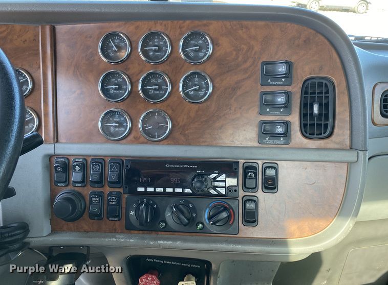 image for item DN8062 2008 Peterbilt 388  semi truck