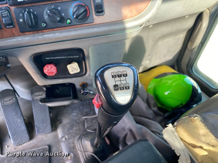 image for item DN8062 2008 Peterbilt 388  semi truck