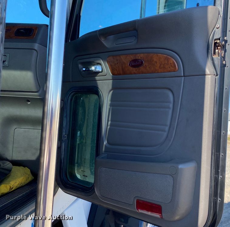 image for item DN8062 2008 Peterbilt 388  semi truck