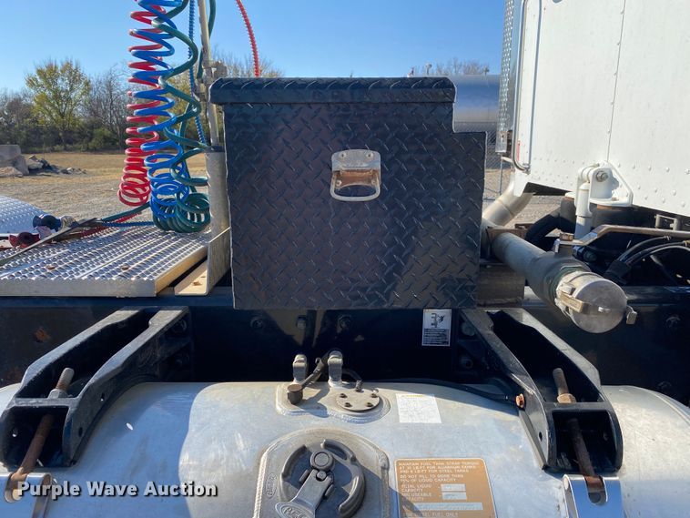 image for item DN8062 2008 Peterbilt 388  semi truck