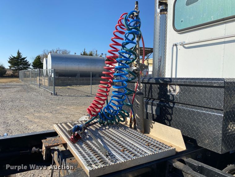 image for item DN8062 2008 Peterbilt 388  semi truck