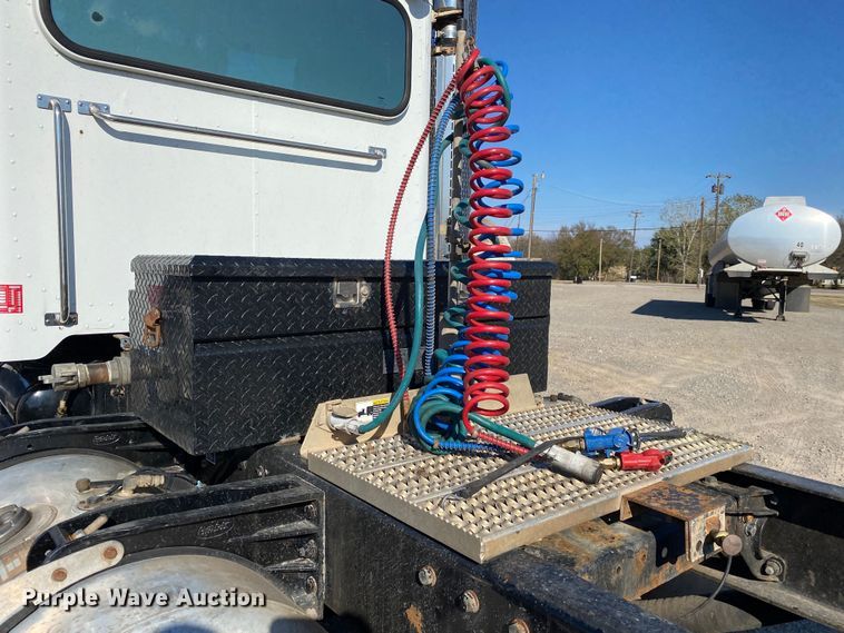 image for item DN8062 2008 Peterbilt 388  semi truck