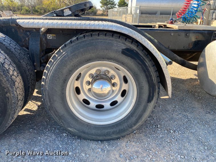 image for item DN8062 2008 Peterbilt 388  semi truck