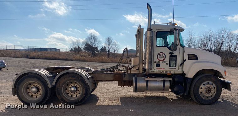 image for item DN8074 2007 Mack Granite  semi truck