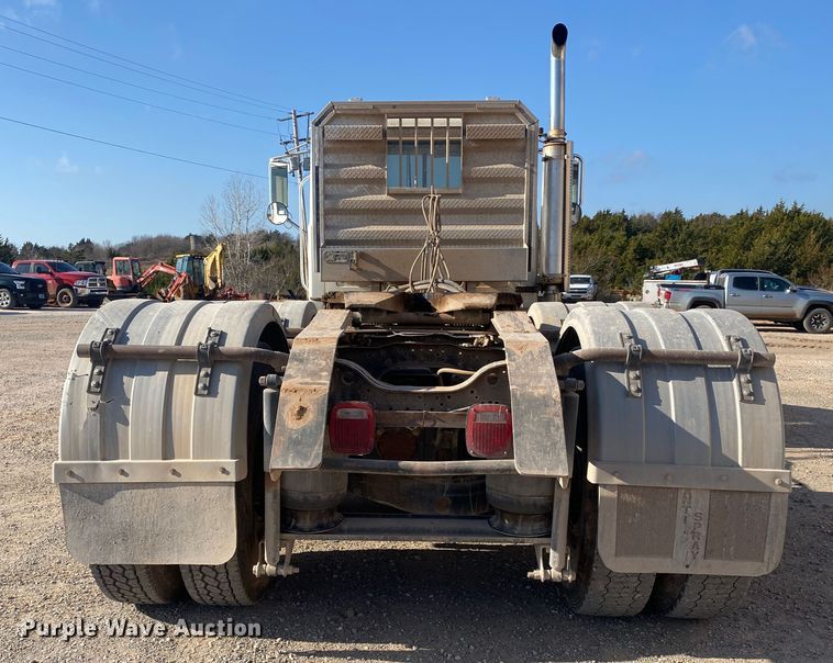 image for item DN8074 2007 Mack Granite  semi truck