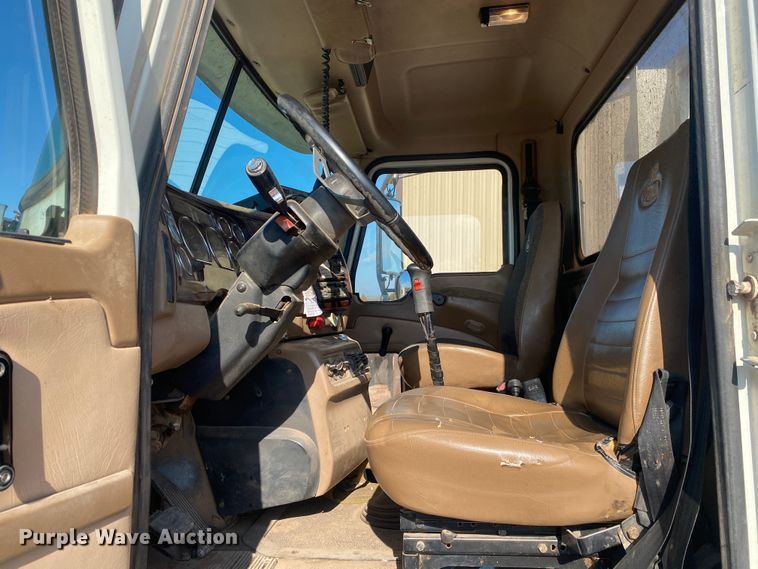 image for item DN8074 2007 Mack Granite  semi truck