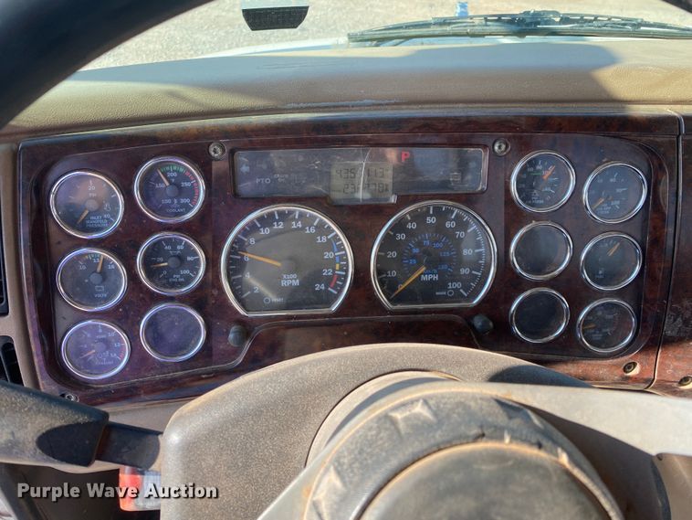 image for item DN8074 2007 Mack Granite  semi truck