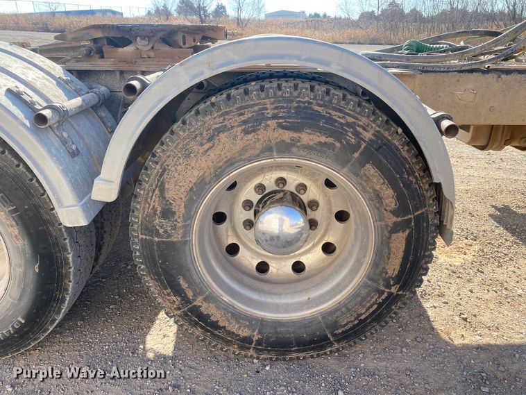 image for item DN8074 2007 Mack Granite  semi truck