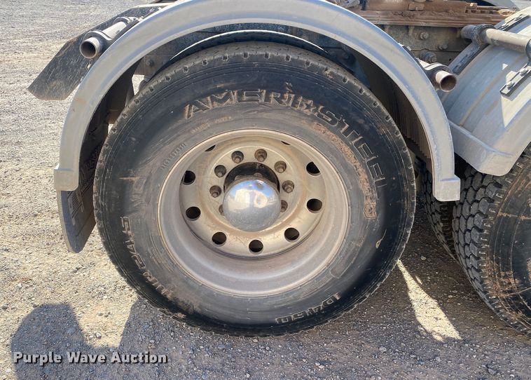 image for item DN8074 2007 Mack Granite  semi truck