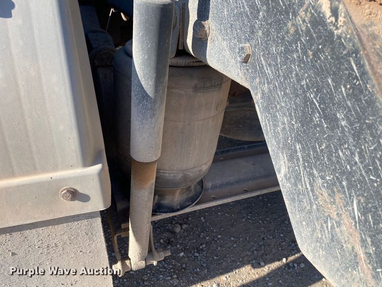 image for item DN8074 2007 Mack Granite  semi truck