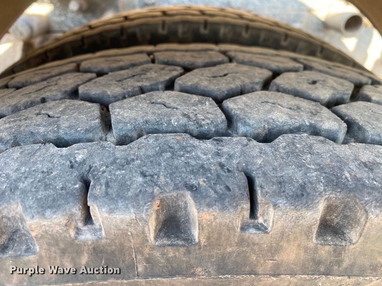 image for item DN8074 2007 Mack Granite  semi truck