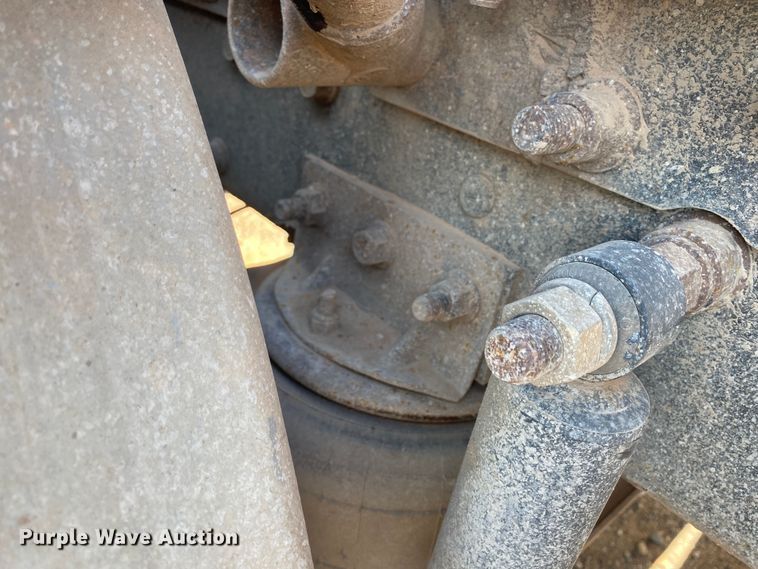 image for item DN8074 2007 Mack Granite  semi truck