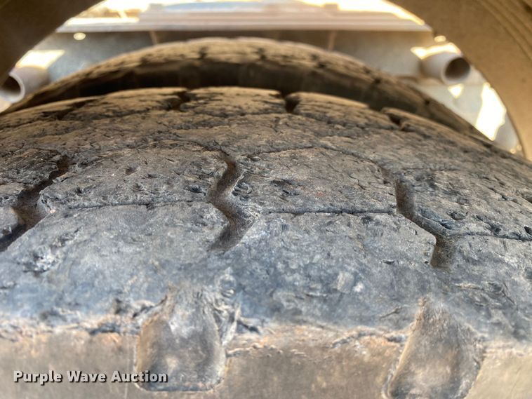 image for item DN8074 2007 Mack Granite  semi truck