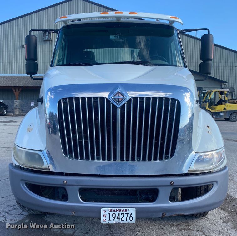 image for item DN8120 2009 International TranStar 8600  semi truck