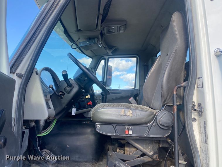 image for item DN8120 2009 International TranStar 8600  semi truck