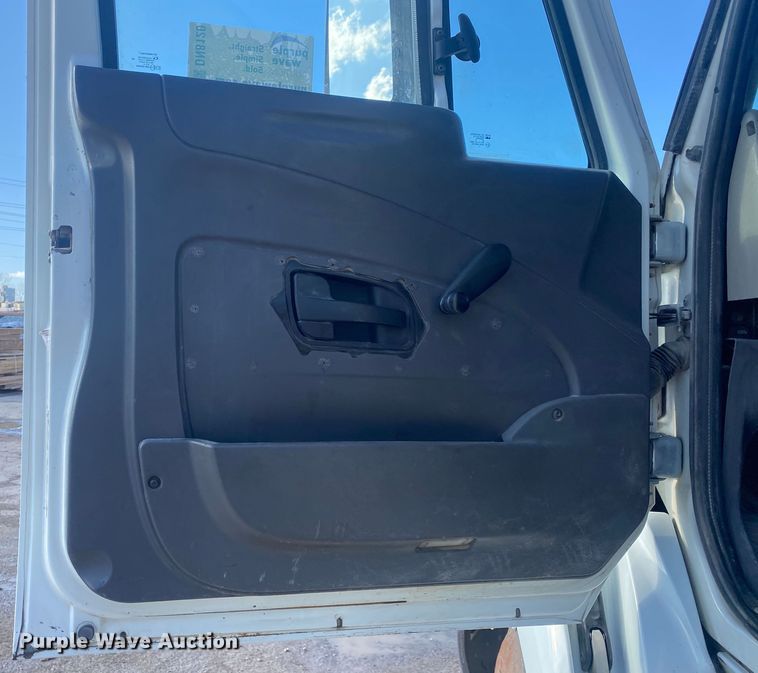 image for item DN8120 2009 International TranStar 8600  semi truck