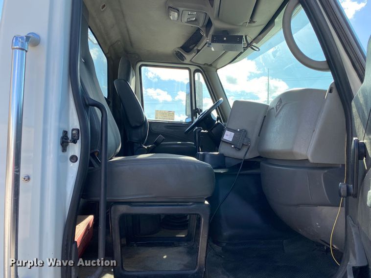 image for item DN8120 2009 International TranStar 8600  semi truck