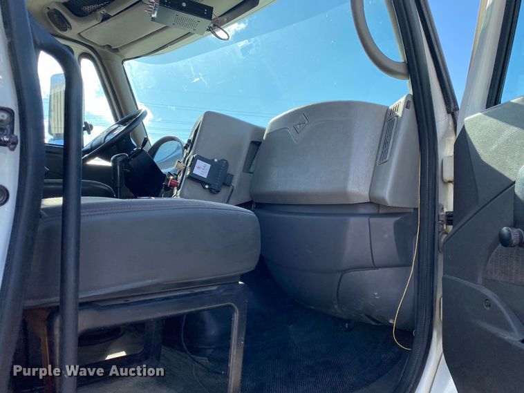 image for item DN8120 2009 International TranStar 8600  semi truck