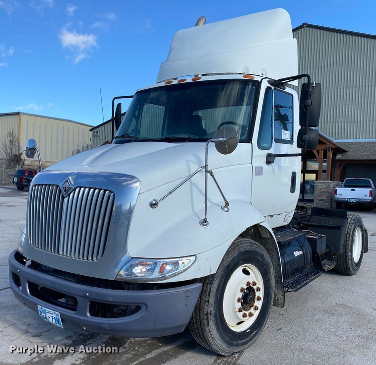 image for item DN8121 2006 International 8600  semi truck