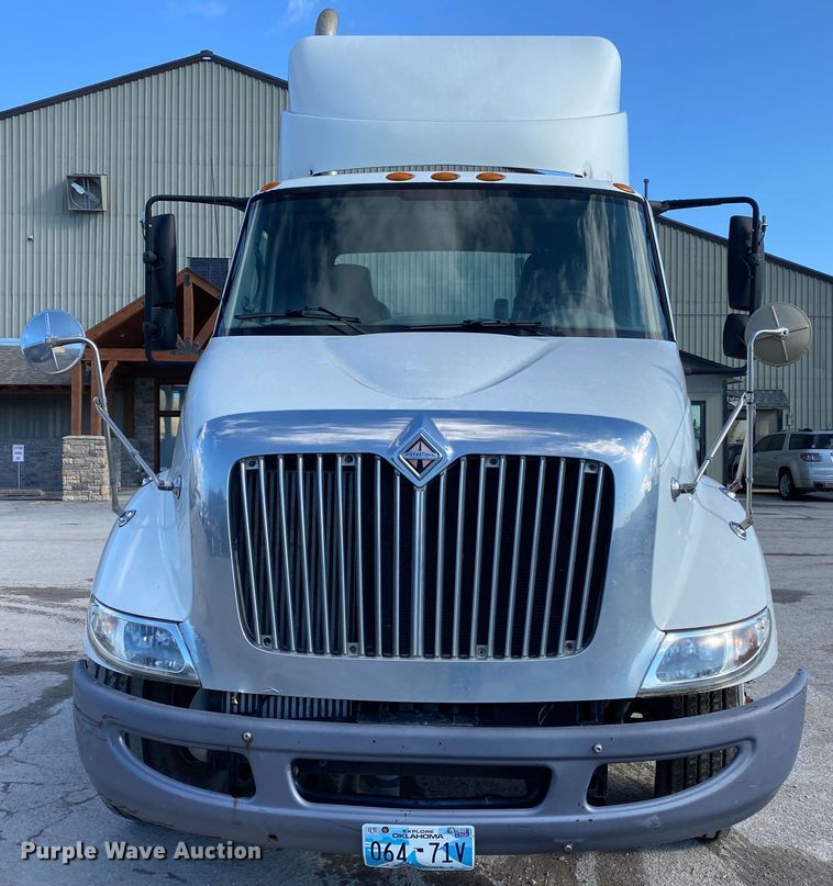 image for item DN8121 2006 International 8600  semi truck