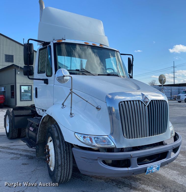 image for item DN8121 2006 International 8600  semi truck