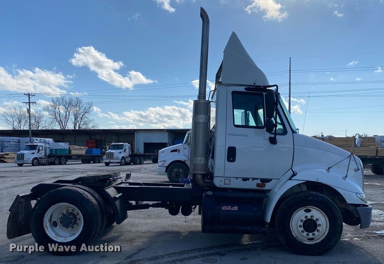 image for item DN8121 2006 International 8600  semi truck