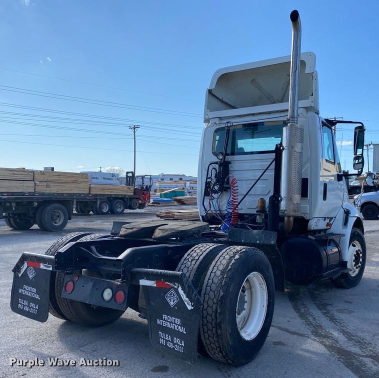 image for item DN8121 2006 International 8600  semi truck